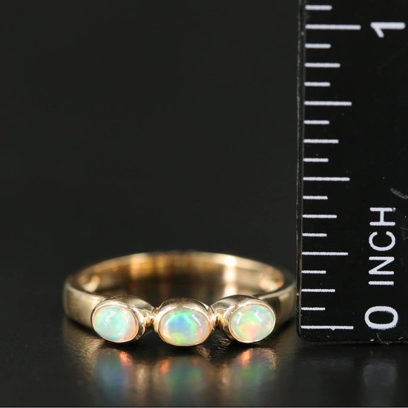 14K Yellow Gold & Opal Ring - Picture 2 of 9